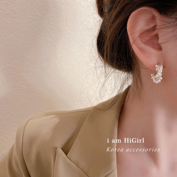 💙Pearls Twisted Croissant Dome Earrings - Picture 10 of 15